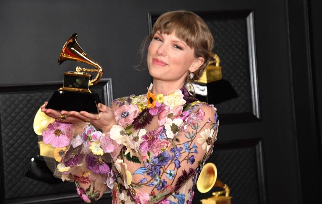 Taylor Swift wint met haar album Folklore de Grammy voor Album of the Year