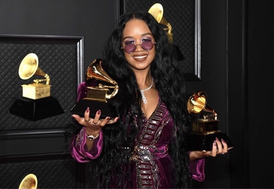 H.E.R. wint met I Can't Breath de Grammy voor Song of the Year