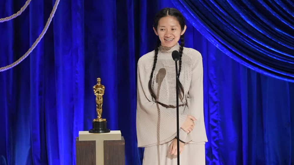 Regisseur / director Chloé Zhao wint de Oscar voor Best Director voor Nomadland tijdens de 93e editie van de Academy Awards.